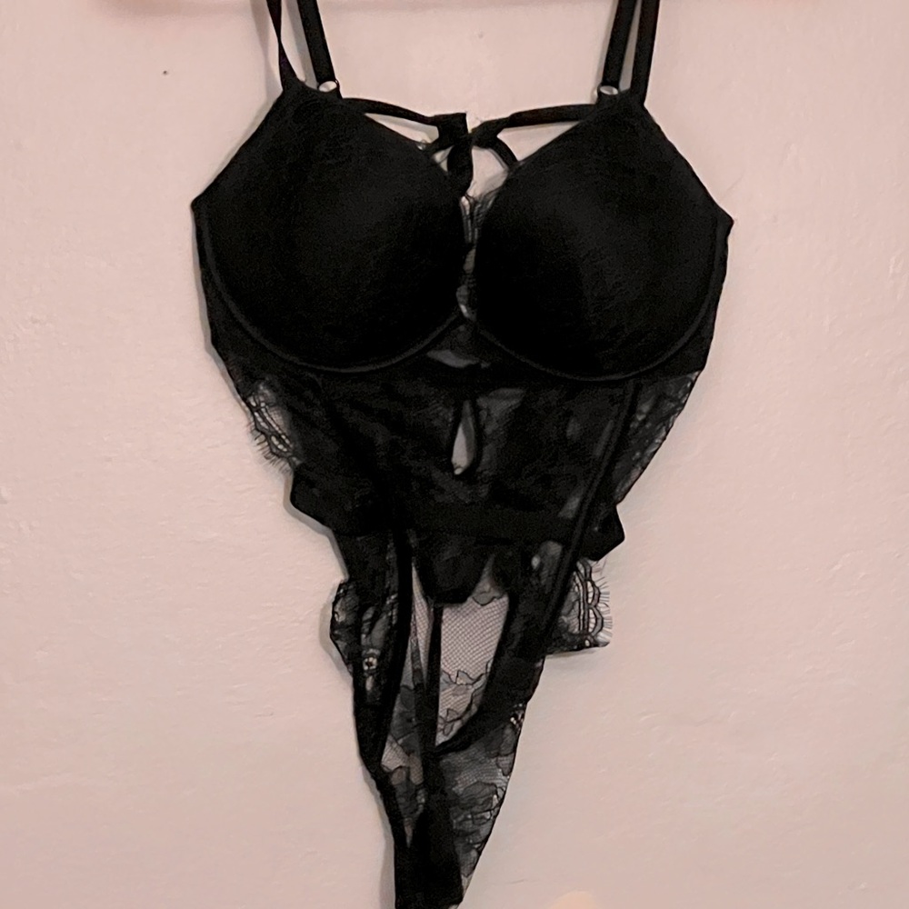 Victoria Secret corset body suit push up hook straps. Looks amazing on work 2 xs